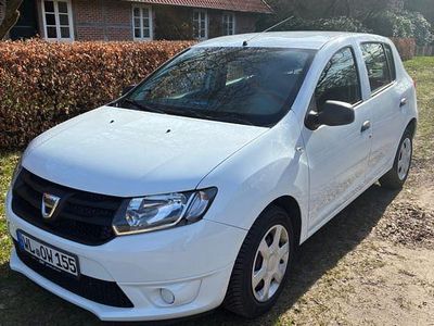 Używany Dacia Sandero Ambiance 73 KM (53 kW) 2015 Biały Sedan/Limuzyna