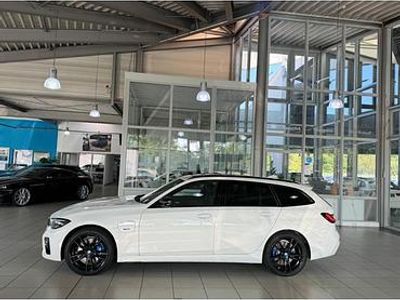 Weiß Gebraucht 2021 BMW 330e M Sport Kombi | 36.500 € (Teuer)