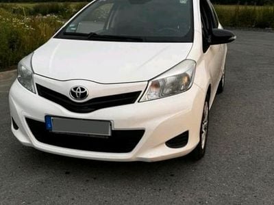Gebraucht Toyota Yaris 69 PS (50 kW) 2012 Weiß Kleinwagen