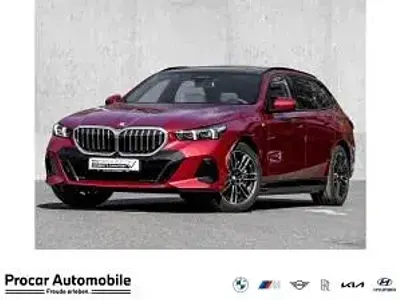 Gebraucht BMW 550 489 PS (359 kW) 2025 Rot (dragon fire rot) Kombi