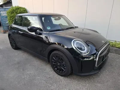 Gebraucht Mini ONE Classic 102 PS (75 kW) 2022 Midnight black metallic Kleinwagen