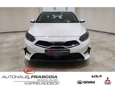 Usado Kia Ceed Spirit 140 HP (102 kW) 2024 Branco Citadino