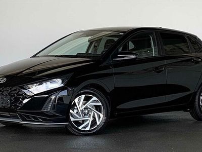 Gebraucht Hyundai i20 101 PS (74 kW) 2024 Grün / mangrove green pearl Kleinwagen