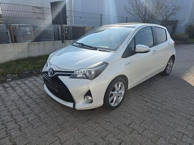 Gebraucht Toyota Yaris Hybrid 75 PS (55 kW) 2015 Weiß Limousine