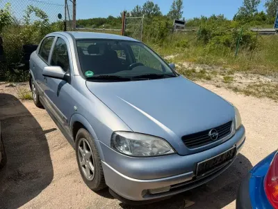 Używany Opel Astra 101 KM (74 kW) 2000 Srebrny Sedan/Limuzyna
