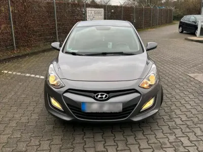 Gebraucht Hyundai i30 90 PS (66 kW) 2012 Grau Kleinwagen