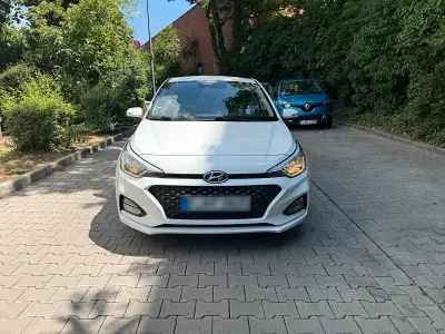 Gebraucht Hyundai i20 84 PS (61 kW) 2020 Weiß Kleinwagen
