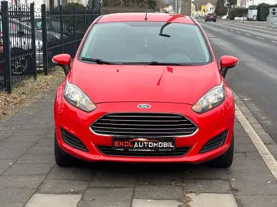 Begagnad Ford Fiesta Trend 101 HK (74 kW) 2014 Röd Halvkombi