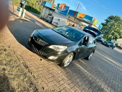 Gebraucht Opel Astra 110 PS (80 kW) 2012 Schwarz Kombi