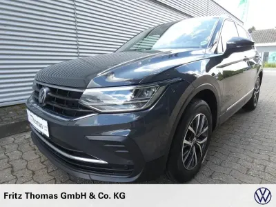 Gebraucht VW Tiguan Life 150 PS (110 kW) 2022 Uranograu SUV