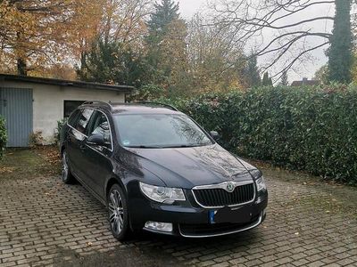 Gebraucht Skoda Superb 140 PS (102 kW) 2012 Schwarz Kombi