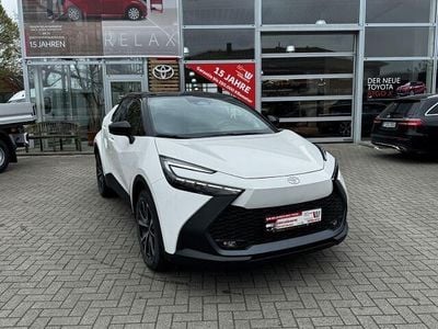 Neu Toyota C-HR 223 PS (164 kW) 2025 040)/ black (202) (weiss SUV