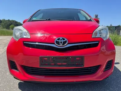 Gebraucht Toyota Verso-S 99 PS (72 kW) 2011 Rot Van / Kleinbus