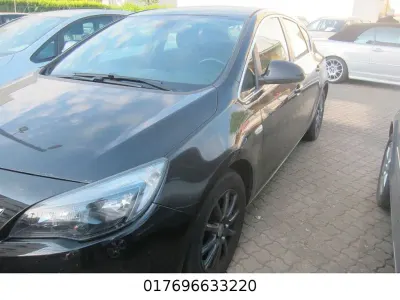 Używany Opel Astra Sport 116 KM (85 kW) 2010 Czarny Sedan/Limuzyna