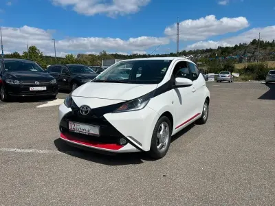 Gebraucht Toyota Aygo X-play 69 PS (50 kW) 2015 Weiß Kleinwagen