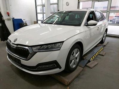 Weiss Gebraucht 2023 Skoda Octavia Style Kombi | 22.977 € (Guter Preis)