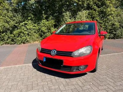 Gebraucht VW Golf VI 105 PS (77 kW) 2010 Rot Kleinwagen