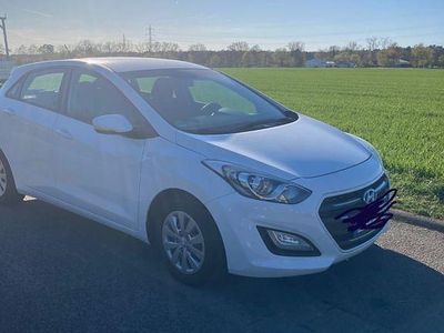 Gebraucht Hyundai i30 Classic 110 PS (80 kW) 2015 Weiß Limousine