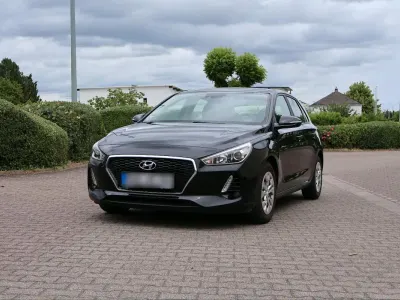 Gebraucht Hyundai i30 Select 101 PS (74 kW) 2017 Schwarz Limousine