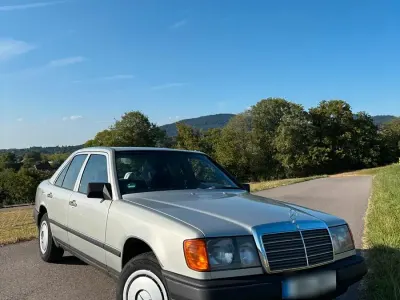 Gebraucht Mercedes E230 136 PS (100 kW) 1986 Silber Limousine