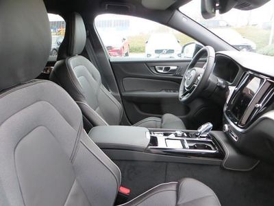 Neu Volvo V60 Plus 253 PS (186 kW) 2025 Grau (vapour grey / metallic) Kombi