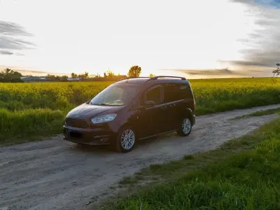 Używany Ford Tourneo Courier Titanium 101 KM (74 kW) 2014 Czarny Minivan