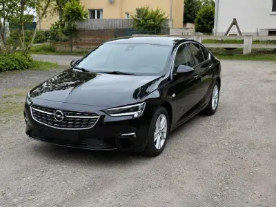 Używany Opel Insignia Elegance 122 KM (89 kW) 2021 Czarny Sedan/Limuzyna