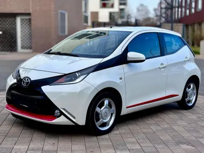 Gebraucht Toyota Aygo X-play 69 PS (50 kW) 2014 Weiß Kleinwagen