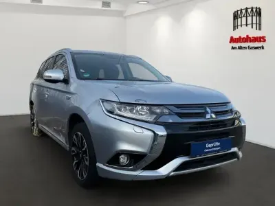 Używany Mitsubishi Outlander P-HEV Plus 203 KM (149 kW) 2018 Srebrny SUV