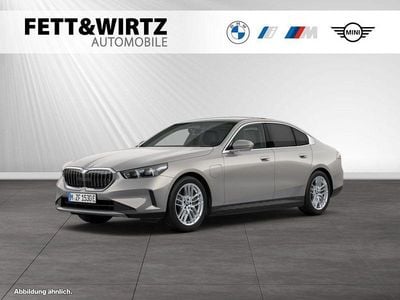 Gebraucht BMW 550e Comfort Edition 489 PS (359 kW) 2024 Oxidgrau metallic Limousine