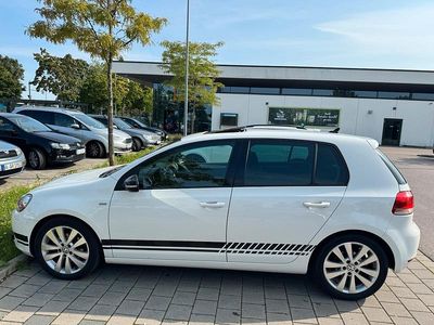 Gebraucht VW Golf VI 105 PS (77 kW) 2012 Weiß Kleinwagen