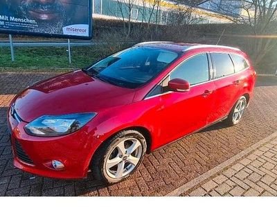Gebraucht Ford Focus 101 PS (74 kW) 2012 Rot Kombi