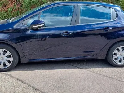Gebraucht Peugeot 208 Active 83 PS (61 kW) 2018 Blau Kleinwagen