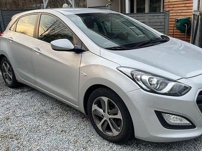 Gebraucht Hyundai i30 Trend 110 PS (80 kW) 2015 Silber Limousine