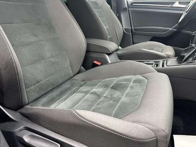 Blau metallic Gebraucht 2018 VW Golf VII Highline | 16.880 €