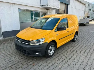 Usado VW Caddy 102 HP (75 kW) 2020 Amarelo Monovolume