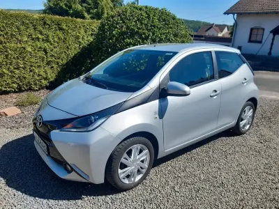 Second-hand Toyota Aygo X-play 69 CP (50 kW) 2018 Argintiu Hatchback