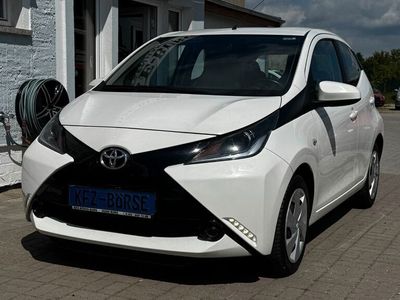 Gebraucht Toyota Aygo X-play 69 PS (50 kW) 2016 Weiß Kleinwagen