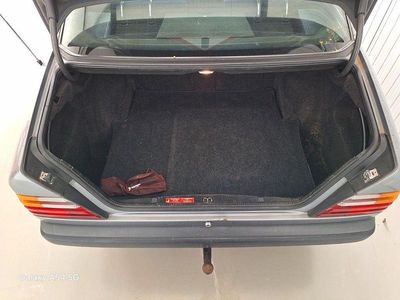 Usata Mercedes 200 72 CV (52 kW) 1988 Grigio Berlina