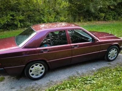 Używany Mercedes 190 Avantgarde 109 KM (80 kW) 1992 Czerwony Sedan/Limuzyna