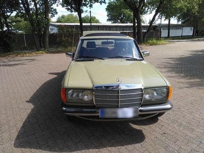 Gebraucht Mercedes 240 72 PS (52 kW) 1982 Grün Limousine