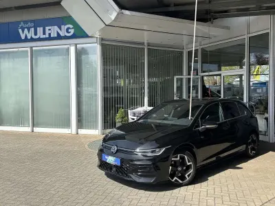 Gebraucht VW Golf VIII R-line 150 PS (110 kW) 2025 Schwarz Limousine