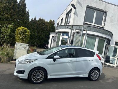 Gebraucht Ford Fiesta Celebration 101 PS (74 kW) 2016 Weiß Kleinwagen