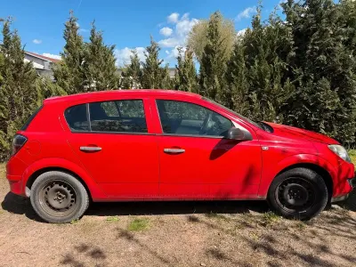 Używany Opel Astra 90 KM (66 kW) 2009 Czerwony Sedan/Limuzyna