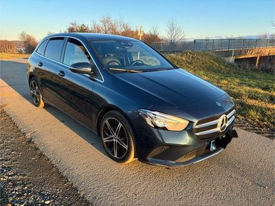Gebraucht Mercedes B180 136 PS (100 kW) 2019 Blau Van / Kleinbus