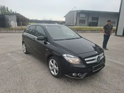 Gebraucht Mercedes B180 122 PS (89 kW) 2011 Schwarz Van / Kleinbus