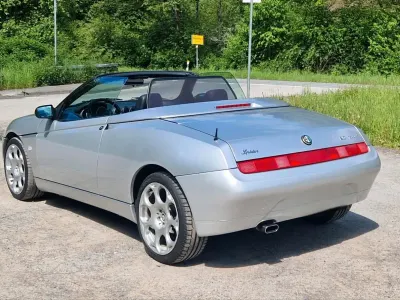 Käytetty Alfa Romeo Spider 150 HP (110 kW) 2001 Hopea Avoauto