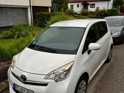 Gebraucht Toyota Verso-S Comfort 99 PS (72 kW) 2013 Weiß Van / Kleinbus