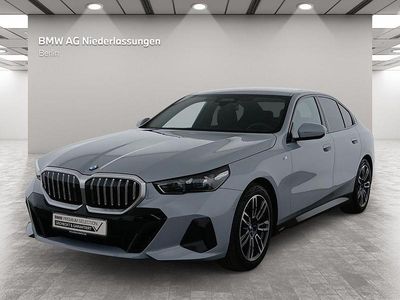 Grau Gebraucht 2024 BMW 520 Comfort Edition Limousine | 55.880 € (Fairer Preis)