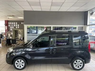 Gebraucht Fiat Doblò Lounge 120 PS (88 kW) 2015 Schwarz Van / Kleinbus